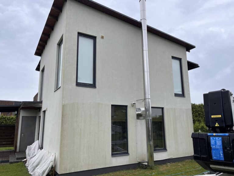 Tehtud tööde hulgas olev pilt, Valge maja krohvist fassaadi survepesu enne ja pärast võrdlus