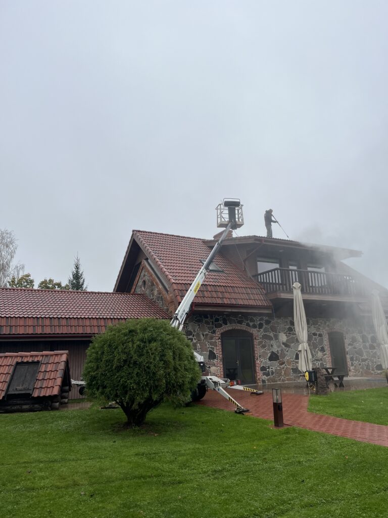 Kivist fassaadi ja punase katusega maja katuse survepesu, mis on tehtud tööde galerii hulgas